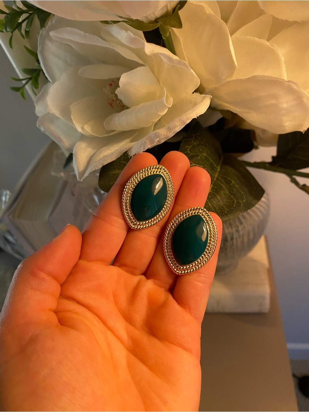 Emerald green Stone Oval Stud Earrings with gold Rope Frame